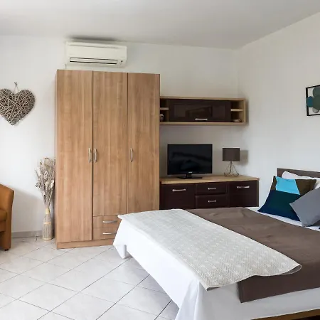 Apartments Summer Bloom Krk Town Exterior foto